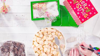 Düz yatıyordu. Adım adım. Ev yapımı şekerleme paketleri küçük hediye paketlerine konuyor..