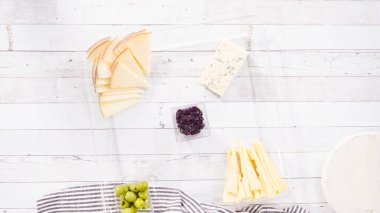 Düz yatıyordu. Adım adım. Taze meyve, gurme peynir ve kraker ile peynir tabağı hazırlıyorum..