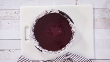 Düz yatıyordu. Adım adım. Beyaz kesim tahtasında ev yapımı macadamia şekerlemesi kesiyorum..