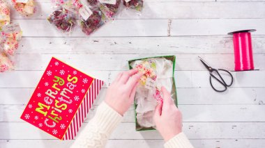 Düz yatıyordu. Adım adım. Ev yapımı şekerleme ve kurabiyeleri Noel hediyesi kutusuna koymak.