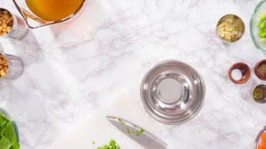 Vejetaryen fasulye çorbası pişirmek için sebzeleri doğramak..