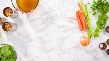 Vejetaryen fasulye çorbası yapmak için gerekli malzemeler..