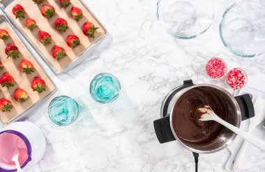 Düz yatıyordu. Çikolata soslu çilek hazırlamak için gerekli malzemeler..