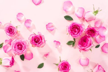 Düz yatıyordu. Pembe güller ve pembe arka planda gül yaprakları.