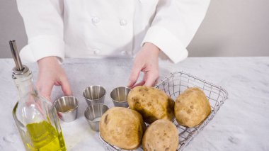 Adım adım. İçindekiler tezgahın üzerinde baharatlı patates dilimleri hazırlamak için..