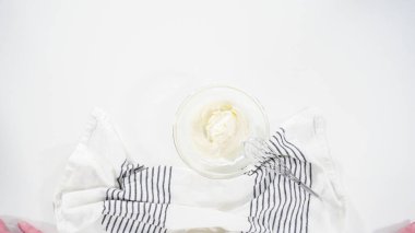 Düz yatıyordu. Ev yapımı tarçınlı rulo için cam kasede karışımlar hazırlıyorum..