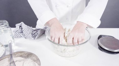 Tarçınlı rulo pişirmek için cam bir kasenin içindekileri ölçüyorum..