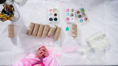 Düz yatıyordu. Çocuk kâğıtları. Kağıt hataları yaratmak için boş tuvalet kağıtlarını akrilik boyayla boyamak..