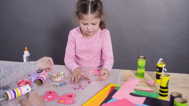 Çocuk kâğıtları. Boş tuvalet kağıdı rulolarından ve inşaat kağıdından kağıt hataları yapmak.