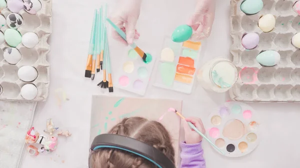 Menina Sua Mãe Pintando Projeto Arte Páscoa Com Tinta Acrílica — Fotografia de Stock