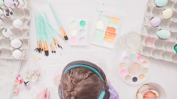 Menina Sua Mãe Pintando Projeto Arte Páscoa Com Tinta Acrílica — Fotografia de Stock