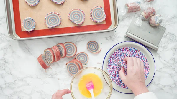 Passo Passo Deitado Bordas Rolantes Biscoitos Açúcar Pinwheel Vermelhos Brancos — Fotografia de Stock