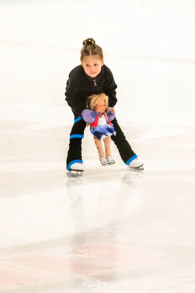 Kleine Eiskunstläuferin Spielt Mit Ihrer Puppe Eissporthalle — Stockfoto