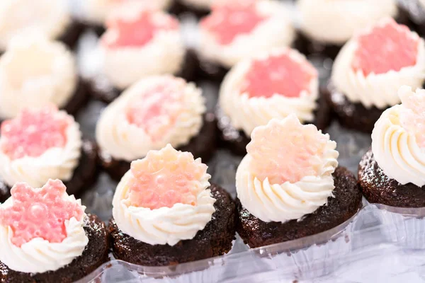 Choklad Mini Muffins Med Italiensk Smörkräm Glasyr Dekorerad Med Glittrig — Stockfoto