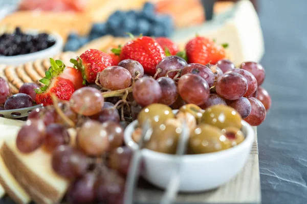Fromage Gastronomique Craquelins Fruits Servis Entrée Sur Une Planche Découper — Photo