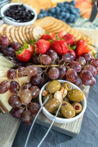 Gourmet Cheese Crackers Fruit Wood Cutting Board Served Appetizer — Stock Photo, Image