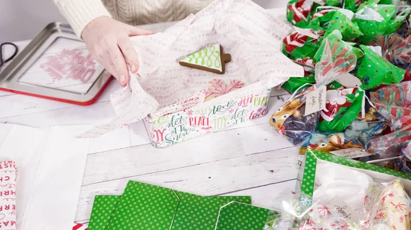 Lépésről Lépésre Házi Készítésű Karamella Süti Csomagolása Karácsonyi Ajándékdobozba — Stock Fotó