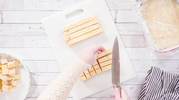 Acostado Paso Paso Cortar Caramelo Casero Fudge Caña Una Tabla — Foto de Stock