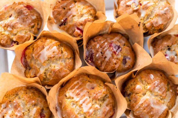 Vers Gebakken Cranberry Muffins Bruine Papieren Muffin Cups — Stockfoto