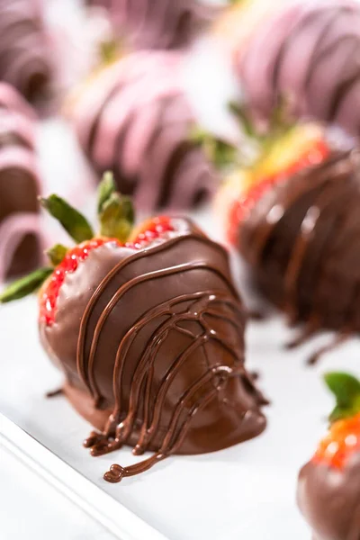 Fragole Immerse Nel Cioccolato Condite Con Cioccolato Fuso — Foto Stock