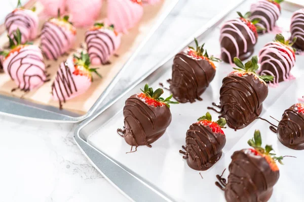 Mit Geschmolzener Schokolade Getränkte Erdbeeren — Stockfoto