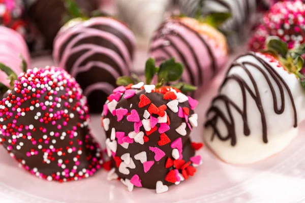 Varietà Fragole Cioccolato Immerse Uno Stand Torta Rosa — Foto Stock