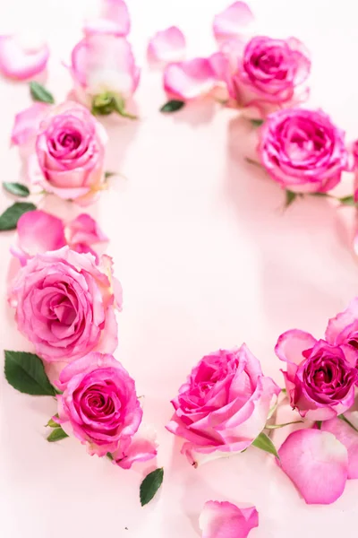 Leżeć Płasko Kształt Serca Wykonany Róż Płatków Róż Różowym Tle — Zdjęcie stockowe