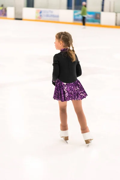 Kleines Mädchen Übt Eiskunstlauf Der Eissporthalle — Stockfoto