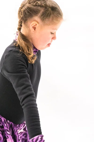 Kleines Mädchen Übt Eiskunstlauf Der Eissporthalle — Stockfoto