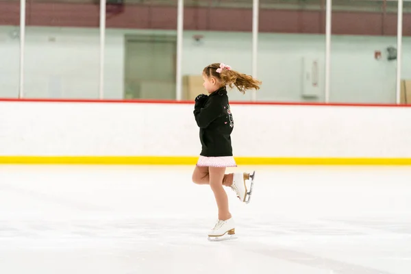 Klein Meisje Oefenen Kunstschaatsen Een Indoor Schaatsbaan — Stockfoto