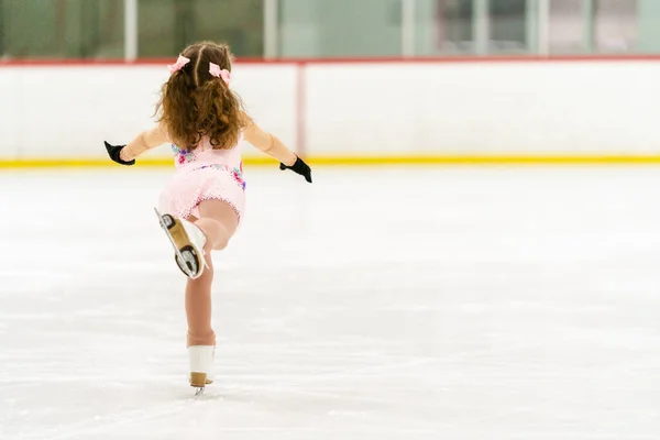 Ragazzina Che Pratica Pattinaggio Artistico Una Pista Pattinaggio Ghiaccio Coperta — Foto Stock