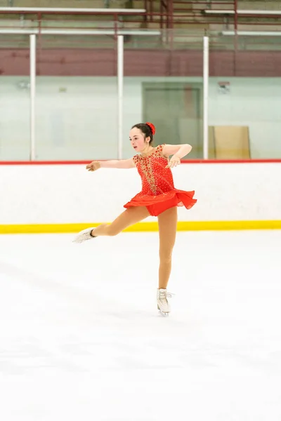 Adolescente Practicando Patinaje Artístico Una Pista Patinaje Sobre Hielo —  Fotos de Stock