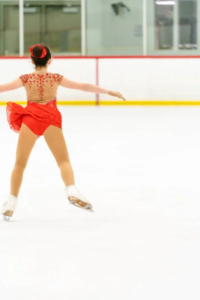 Tiener Meisje Oefenen Kunstschaatsen Een Indoor Schaatsbaan — Stockfoto