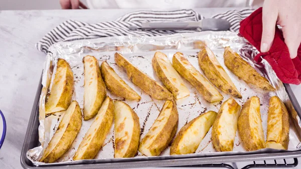 一步一步 用橄榄油和香料在楔子里准备红薯 在烤箱里烘烤 — 图库照片