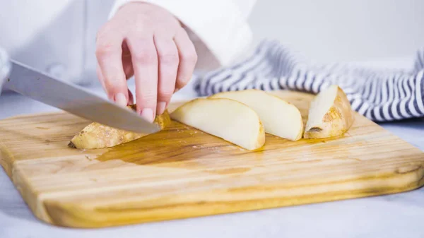 Schritt Für Schritt Zwiebelkartoffeln Keile Mit Olivenöl Und Gewürzen Schneiden — Stockfoto