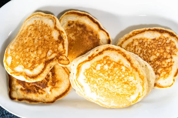 Frisch Gebackene Pfannkuchen Auf Einem Weißen Servierteller — Stockfoto