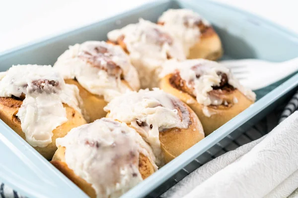 Vers Gebakken Kaneelbroodjes Met Witte Glazuur Een Blauwe Bakvorm — Stockfoto