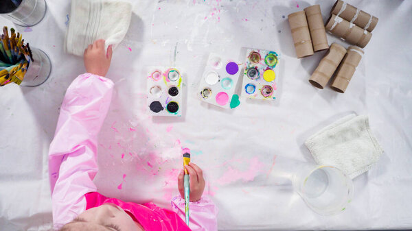 Плоский лежал. Детская бумажная работа. Рисование пустых рулонов туалетной бумаги с акриловой краской для создания бумажных жуков.