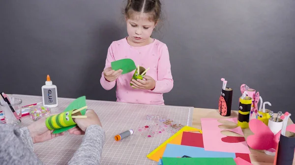 Papelaria Infantil Fazendo Insetos Papel Partir Dos Rolos Papel Higiênico — Fotografia de Stock