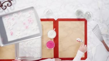 Adım adım. Küçük elektrikli ocağın üzerinde küçük bir tencerede karamelize şeker.