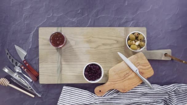 Organizar Queso Gourmet Galletas Frutas Una Tabla Para Una Tabla — Vídeo de stock