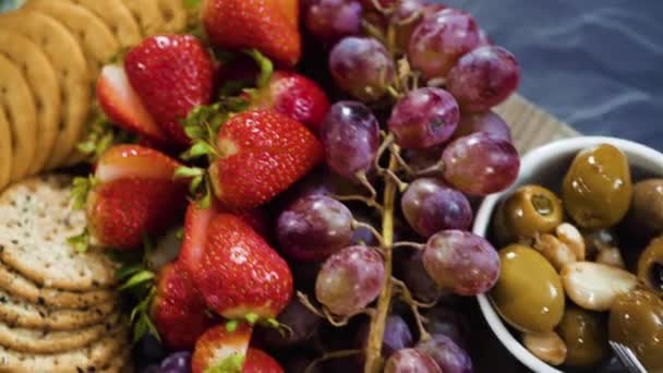 Organizar Queso Gourmet Galletas Frutas Una Tabla Para Una Tabla — Vídeo de stock