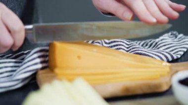 Büyük bir peynir tahtası için tahtanın üzerinde gurme peynir, kraker ve meyve düzenlemek.