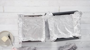 Düz yatıyordu. Adım adım. Ev yapımı şekerleme yapmak için pişirme kabını folyoyla kaplıyorum..