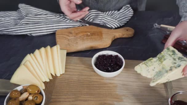 Organizar Queijo Gourmet Crakers Frutas Uma Placa Para Uma Grande — Vídeo de Stock