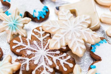 Kraliyet şekeriyle süslenmiş Noel kurabiyeleri..