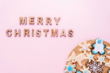 Kraliyet şekeriyle süslenmiş Noel kurabiyeleri..