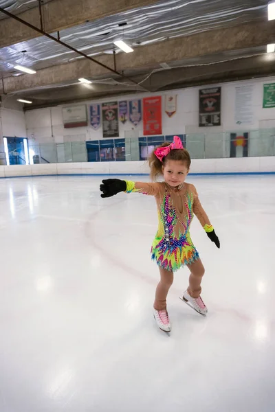 Kleines Mädchen Übt Wettkampfkleid Auf Überdachter Eisbahn — Stockfoto