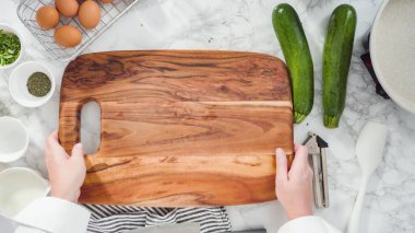 Düz yatıyordu. Adım adım. Bitkisel ekşi kremayla kabak keki yapmak için malzemeler kesiyorum..