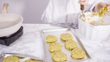 Adım adım. Kızartma tavasında kızartmak için kabak köftesi şekillendiriyorum..